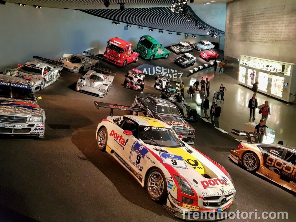 Auto da competizione Mercedes in esposizione al Museo di Stoccarda