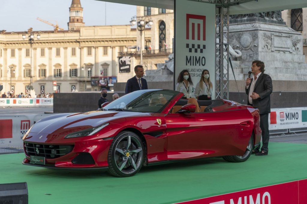 Ferrari in esposizione nel centro di Milano in occasione del MIMO Milano Monza Motor Show