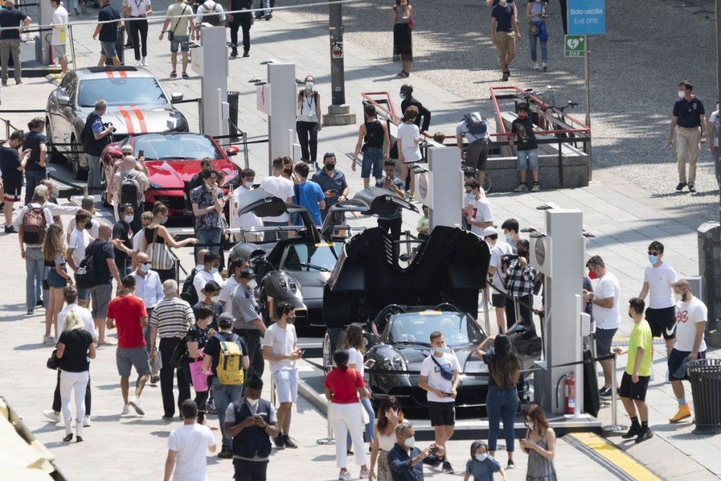 Supercar e nuovi modelli di auto in esposizione nel centro di Milano per il MIMO Milano Monza Motor Show