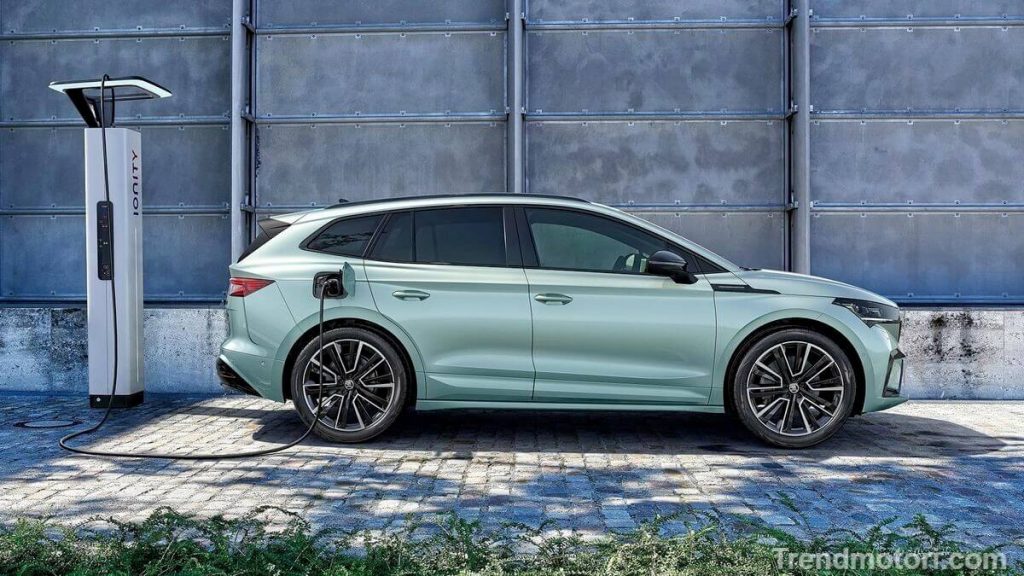 Nuovo suv elettrico Skoda Enyaq in carica