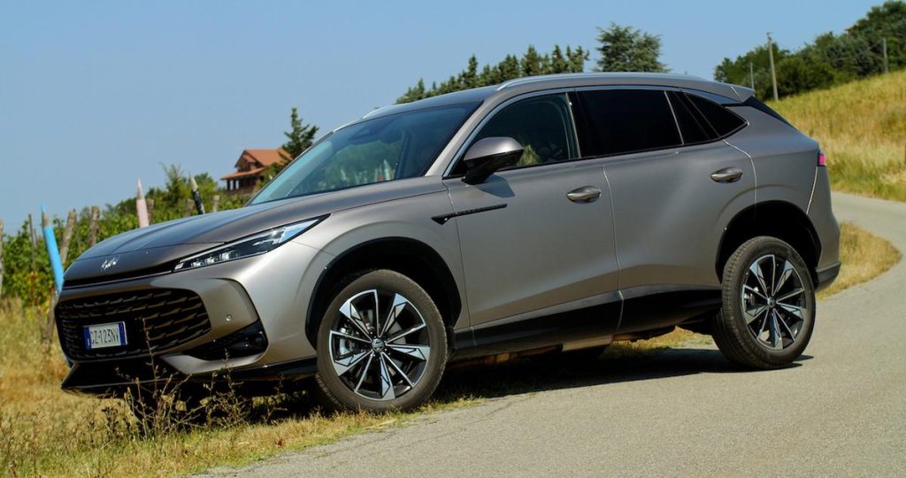 Nuovo MG HS Hybrid: uno dei suv ibridi cinesi più venduti in Italia e in Europa