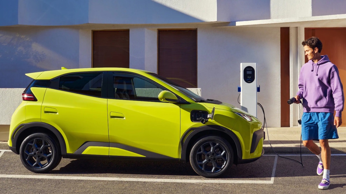 Piccola auto economica cinese BYD Dolphin Surf elettrica