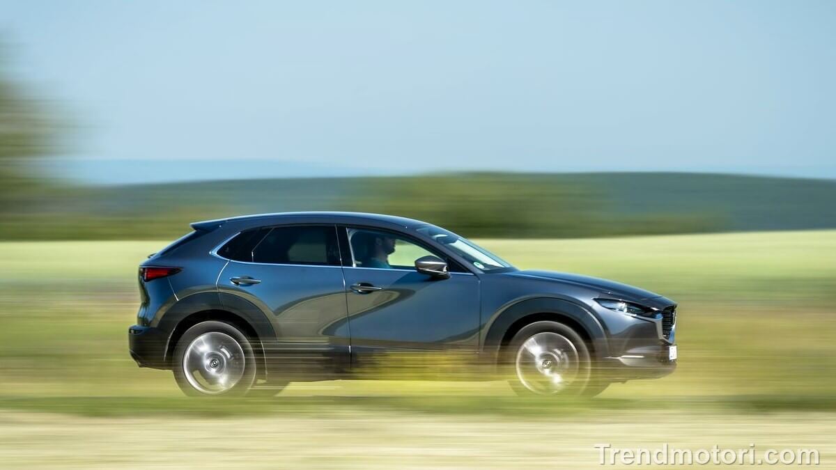 Nuovo crossover compatto Mazda CX-30 hybrid