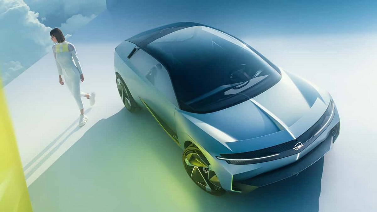 Concept Car Opel Experimental che anticipa le forme del crossover Manta in uscita nel 2025
