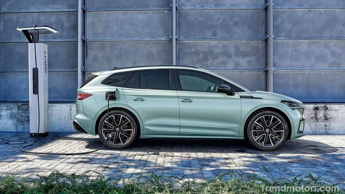 Nuovo suv elettrico Skoda Enyaq in ricarica
